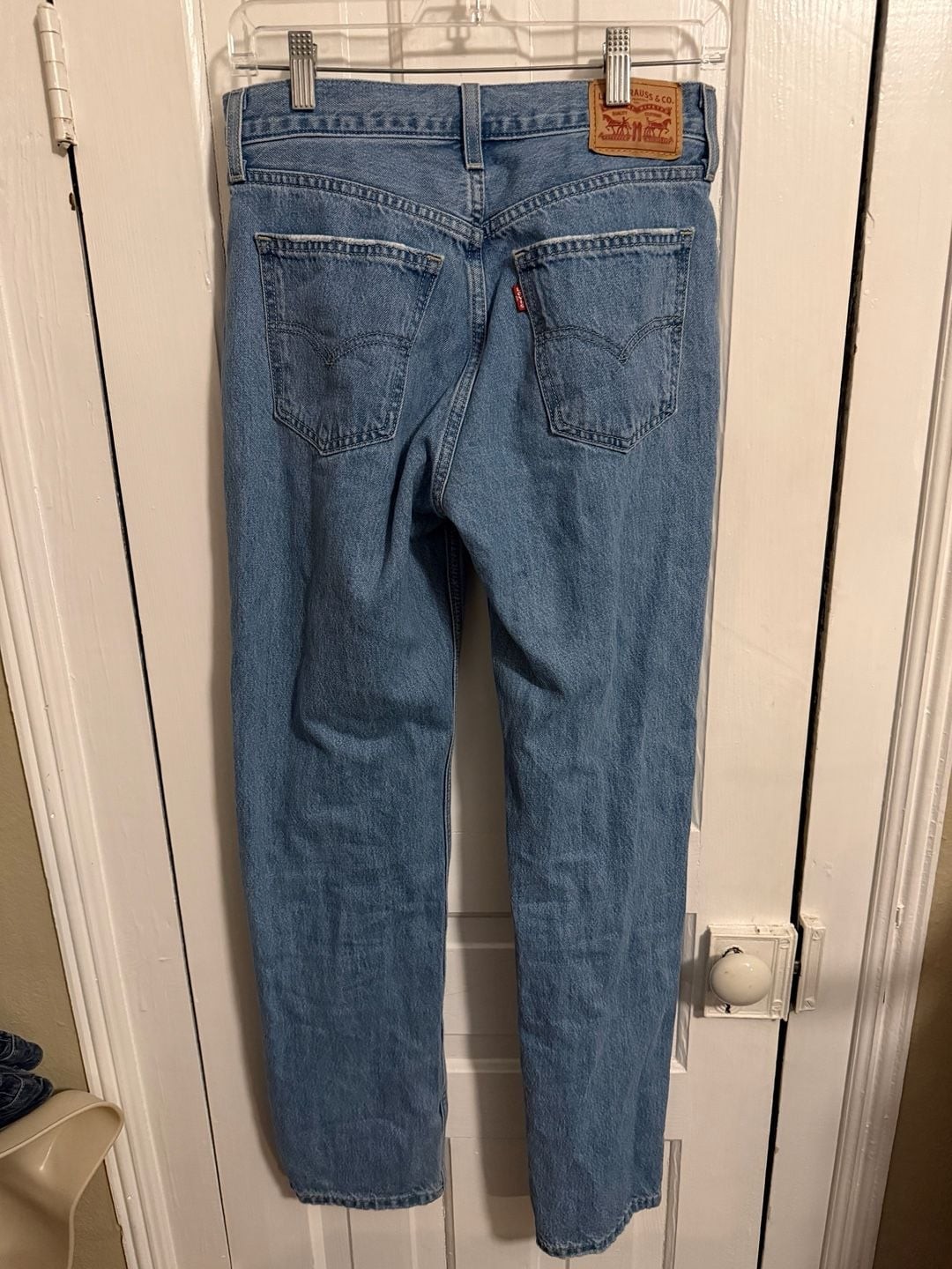 Levi’s Women’s Low Pro Straight Jeans in Medium Wash Size 26