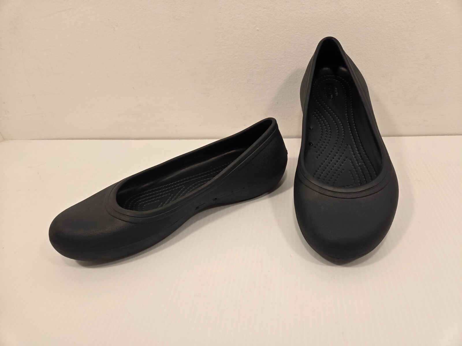 Cute! Womens Black CROCS AT WORK Slip-Resistant Shoes – Size US 9 M