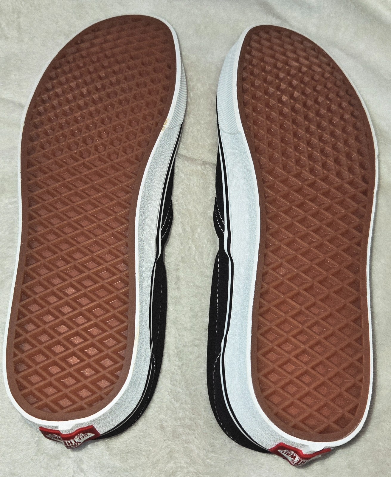 VANS Classic Slip-On Black/White Low Top Solid Sneaker, Unisex Adult Skate