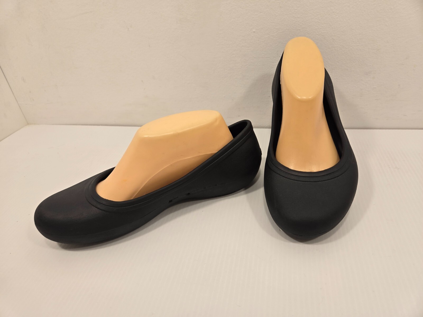 Cute! Womens Black CROCS AT WORK Slip-Resistant Shoes – Size US 9 M