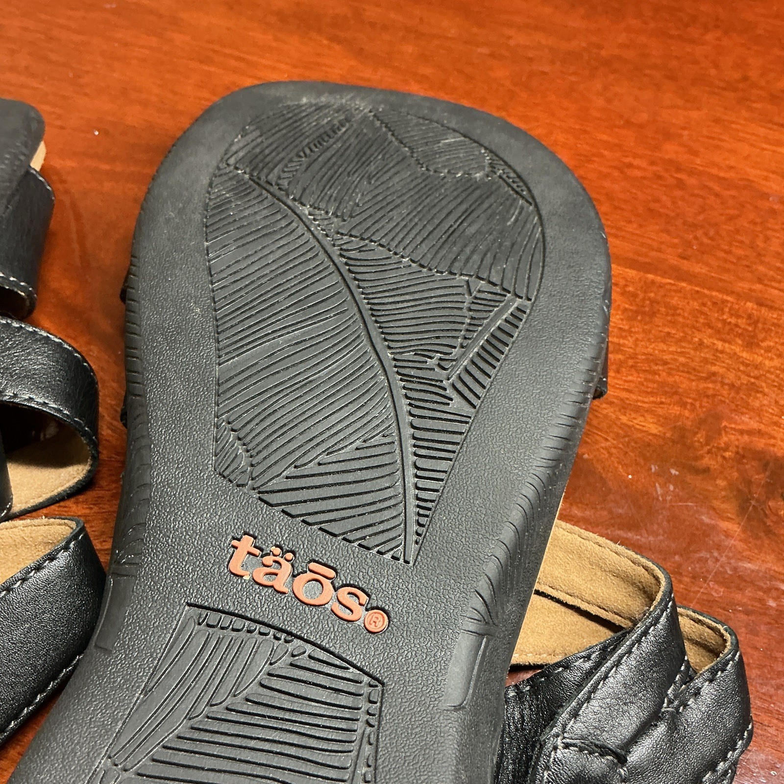 Taos Womens Strappy Slip-On Sandal Leather Black/Beige Quiet Luxury Casual US 10