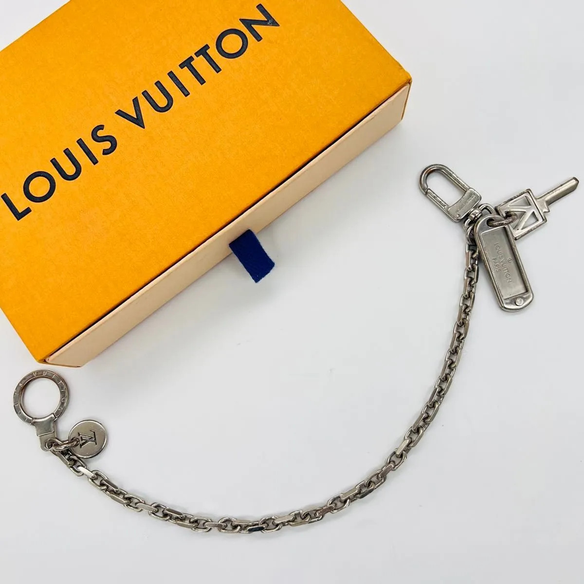 LOUIS VUITTON Portefeuille Chaine V Square Charm Wallet Chain M61994