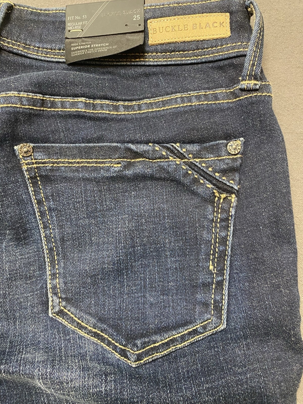 Buckle Black Women’s Dark Wash Straight Jeans Regular Fit Mid Rise 25 NWT