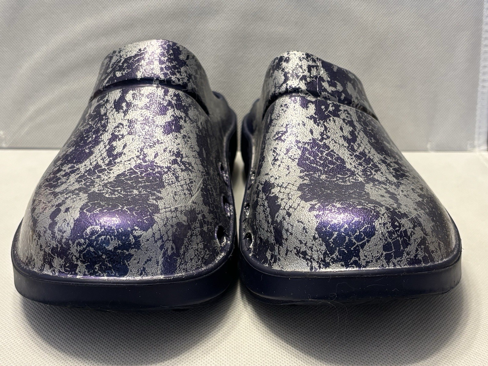 Oofos Oocloog Shoes Womens 9 Blue Silver Snakeskin Recovery Comfort Clogs