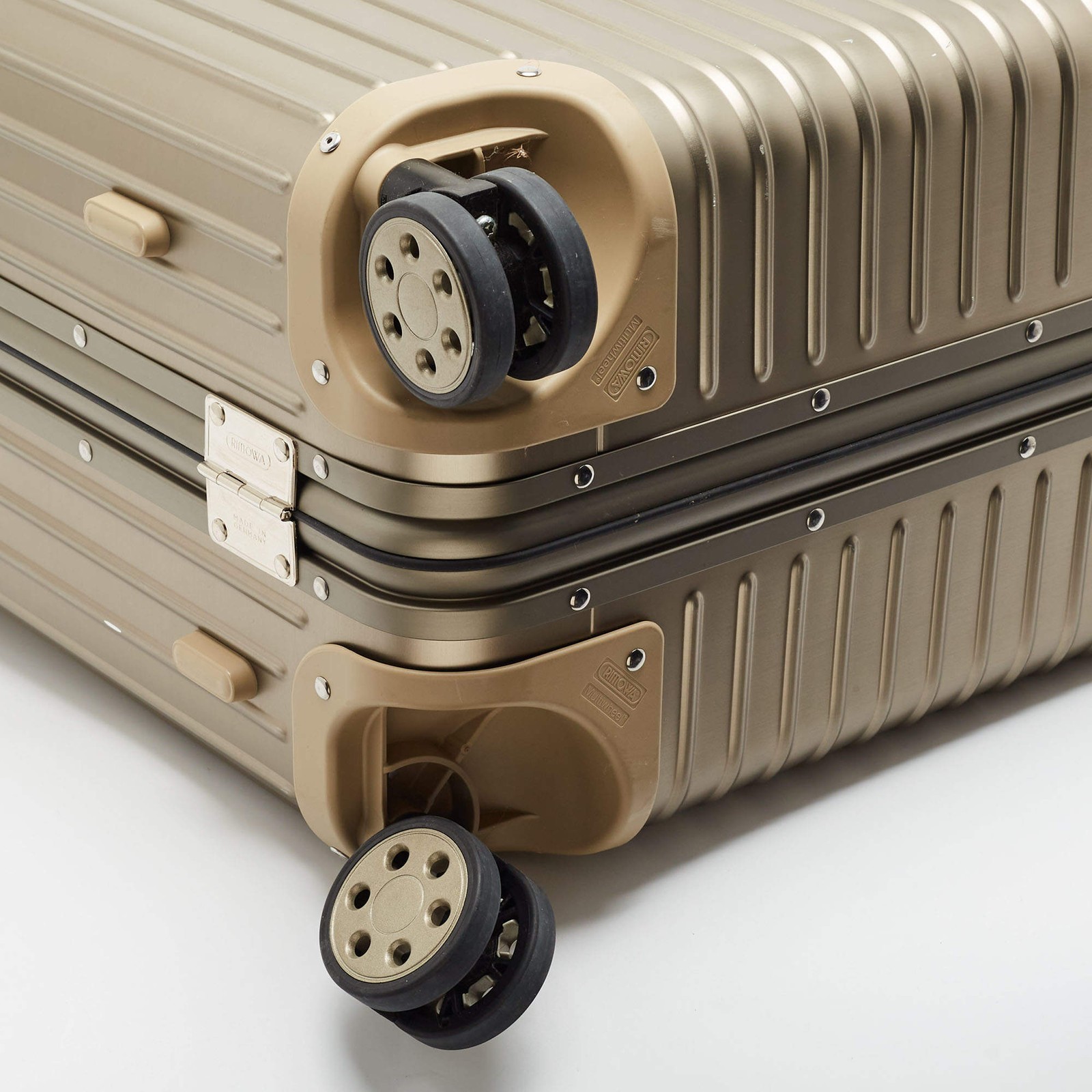 Rimowa ETag Large Topas Titanium Aluminium 4 Wheeled CheckIn Luggage