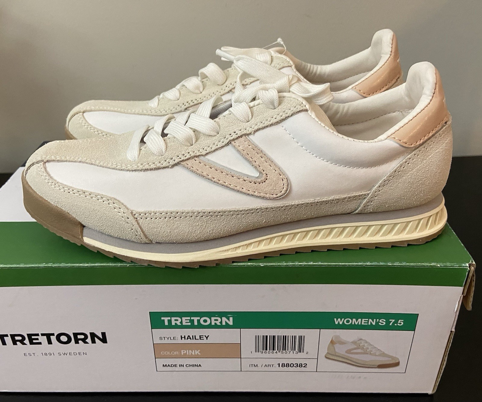 NIB Tretorn Womens 7.5 Hailey Leather Upper Sneaker Memory Foam Footbed