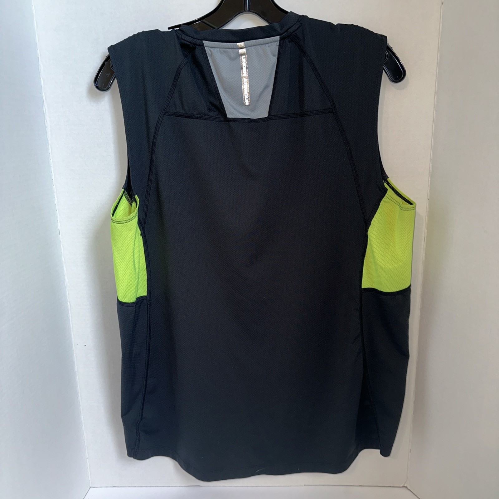 Men’s Under Armour Heat Gear Fitted Athletic Mesh Tanktop Black Size Medium