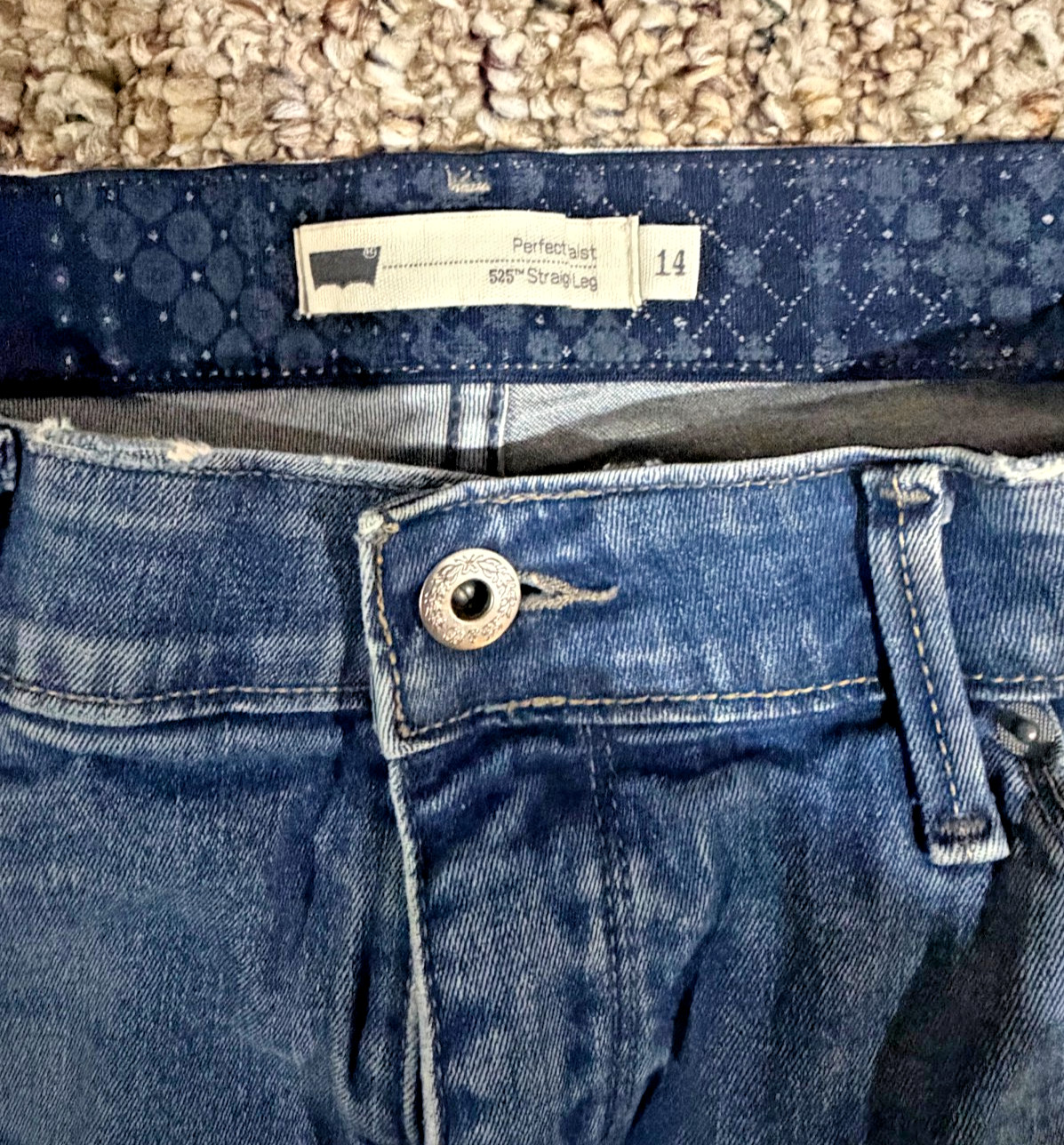Levis 525 Distressed Jeans Woman’s Size 14 Loose Straight Leg Spandex Waist