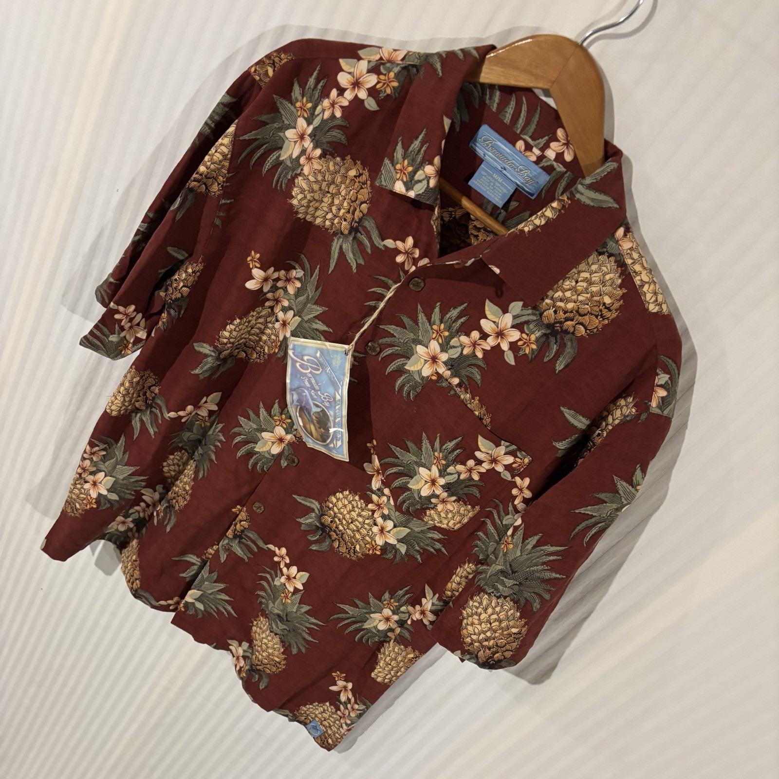 Bermuda Bay Hawaiian Shirt Mens Medium Red Silk Floral Print Pineapple J-5