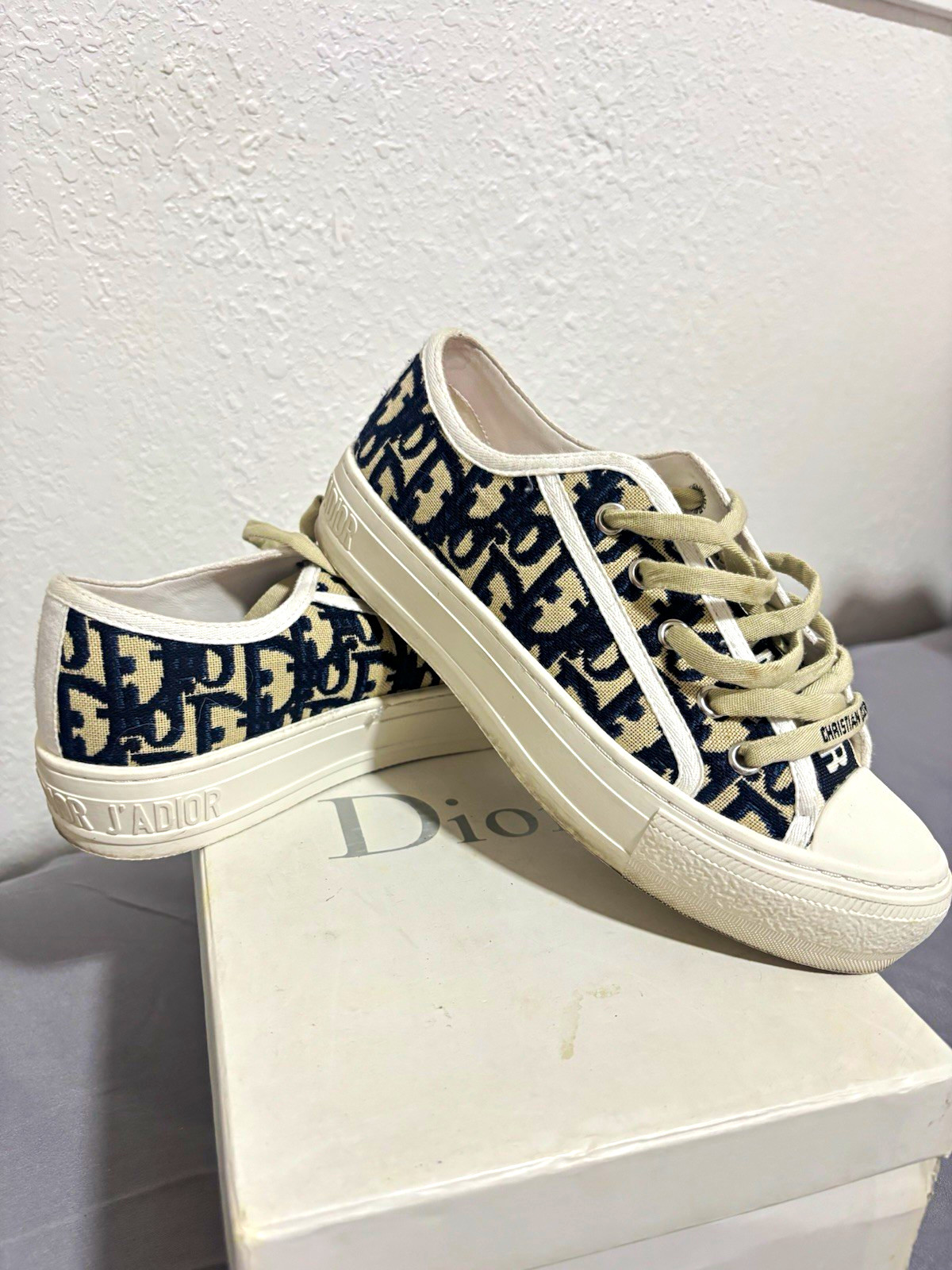 women’s Low Top Lace-Up Logo Athletic Sneakers, Beige Navy White Casual