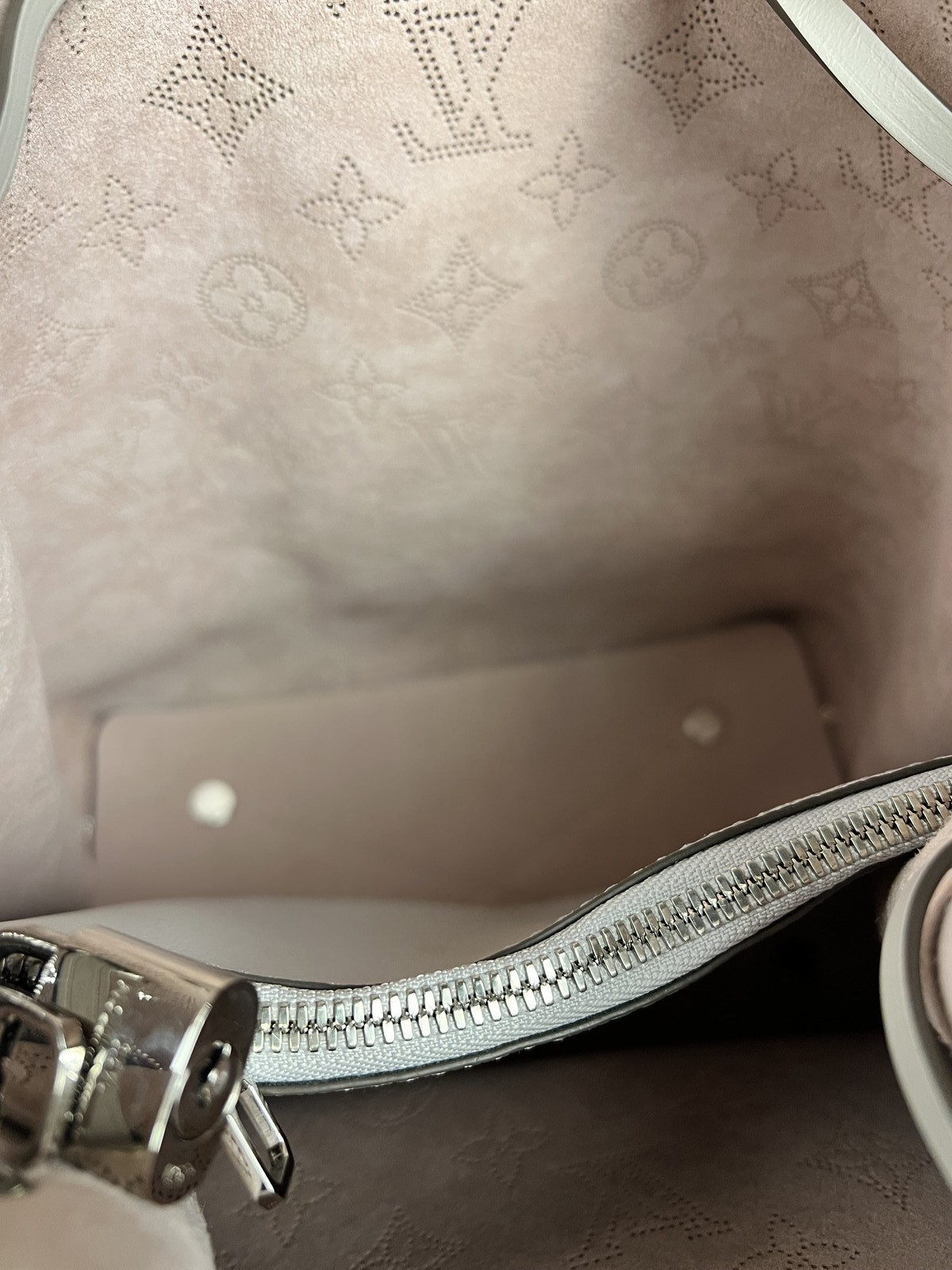 Size OS – Louis Vuitton White Perforated Leather Muria 2Way Bucket Bag – Pre-Own