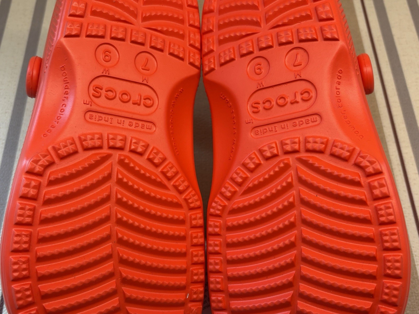 Crocs Classic Women’s Clogs Sandals Size W9 M7 Red Slip-On New In Box Fast Ship