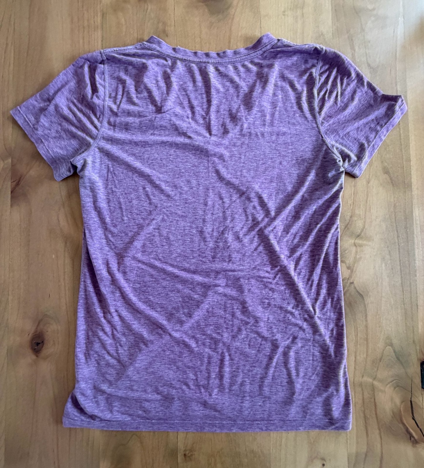 GapFit Breathe V-Neck Short Sleeve Tee in Chic Plum Med