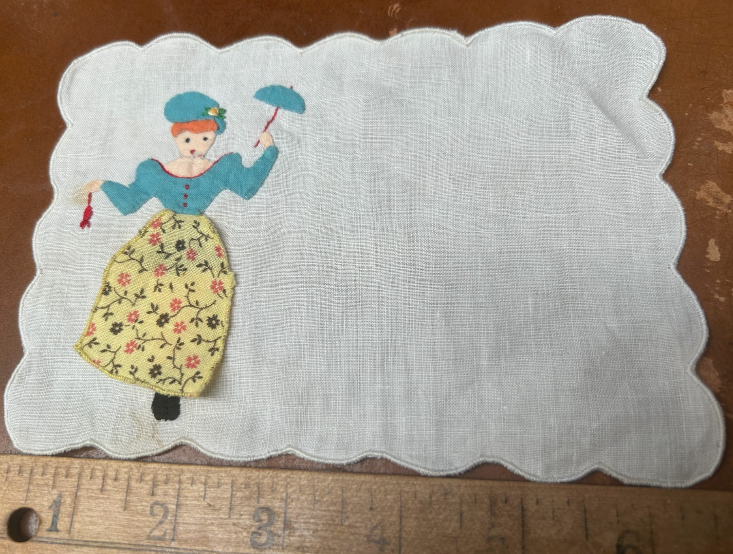 doily hankie embroidered l940s layered batiste 3.75×6.75