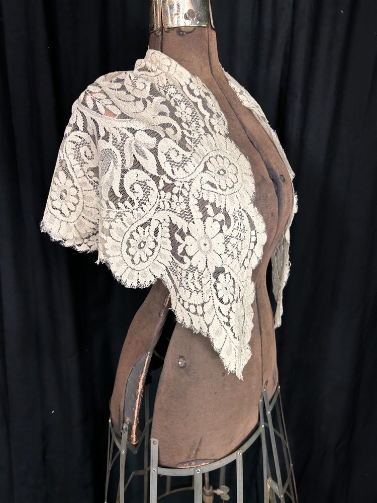 antique collar fichu lace white triangle 45 x 29 in. machine net lace