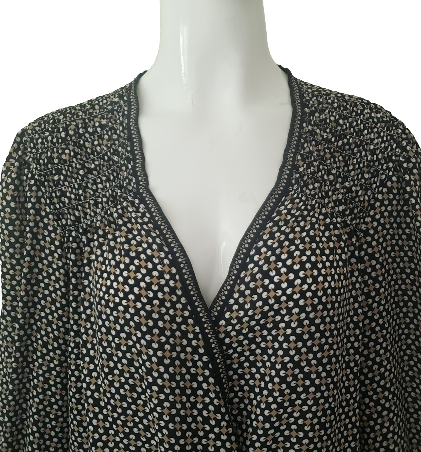 Max Studio Womens Large Long Sleeve Wrap V-Neck Black White Blouse Shirred Cuffs
