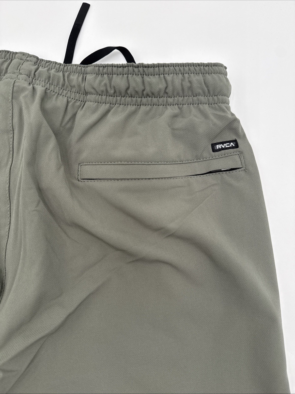$70 RVCA Men’s Yogger Stretch 17 Shorts 8″ – Slate Green – Medium -New Tag
