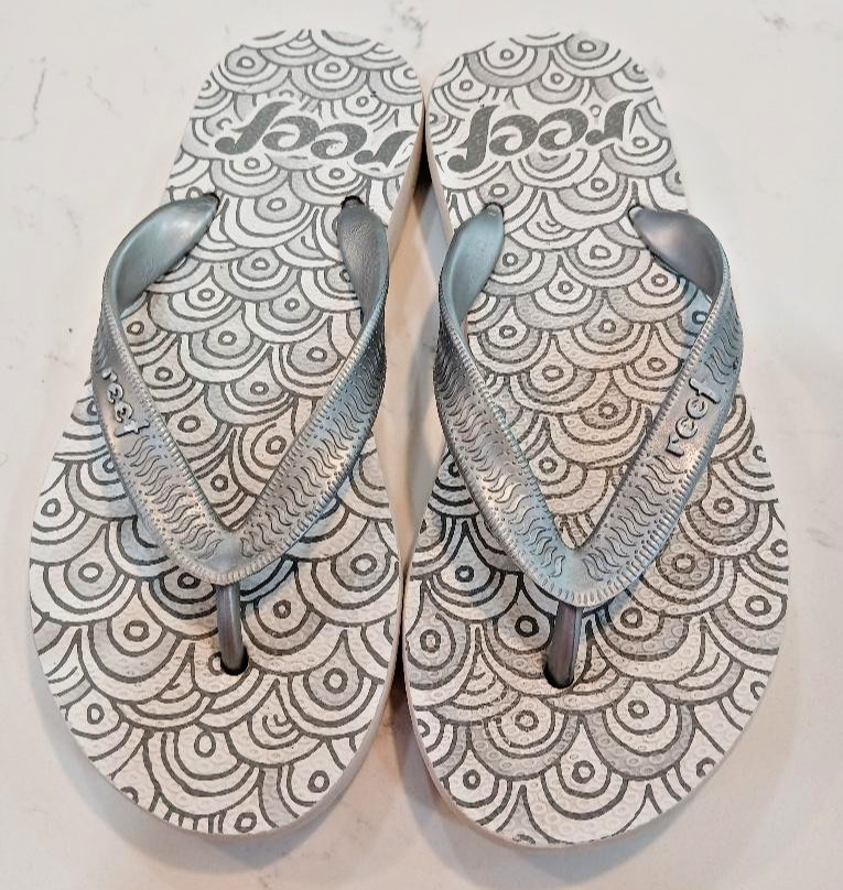 REEF Seaside Wave Pattern Flip Flop – Silver – Sz 6