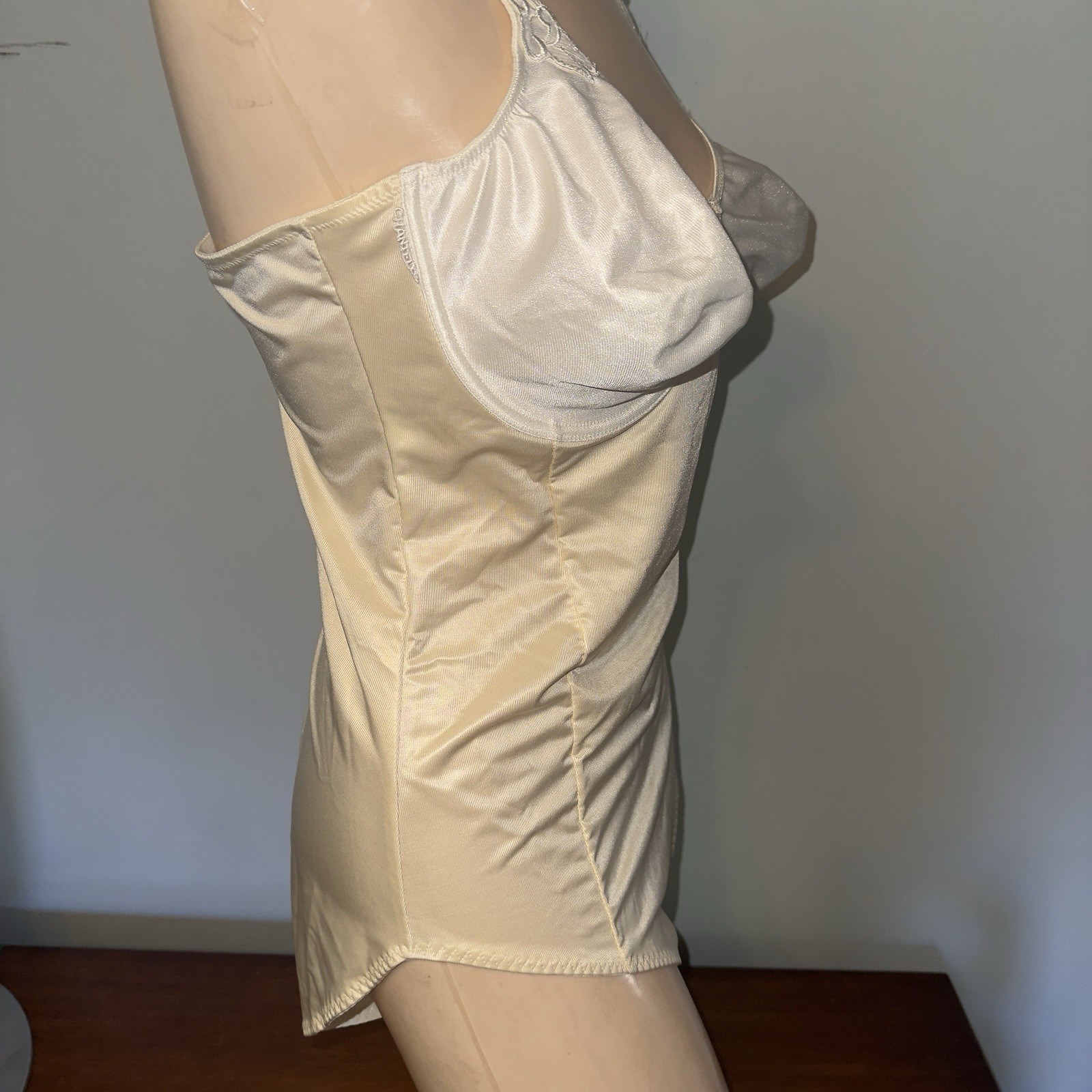 Chantelle Shaping Tummy Control Shapewear Bodysuit Beige Underwire Bra Girdle 40