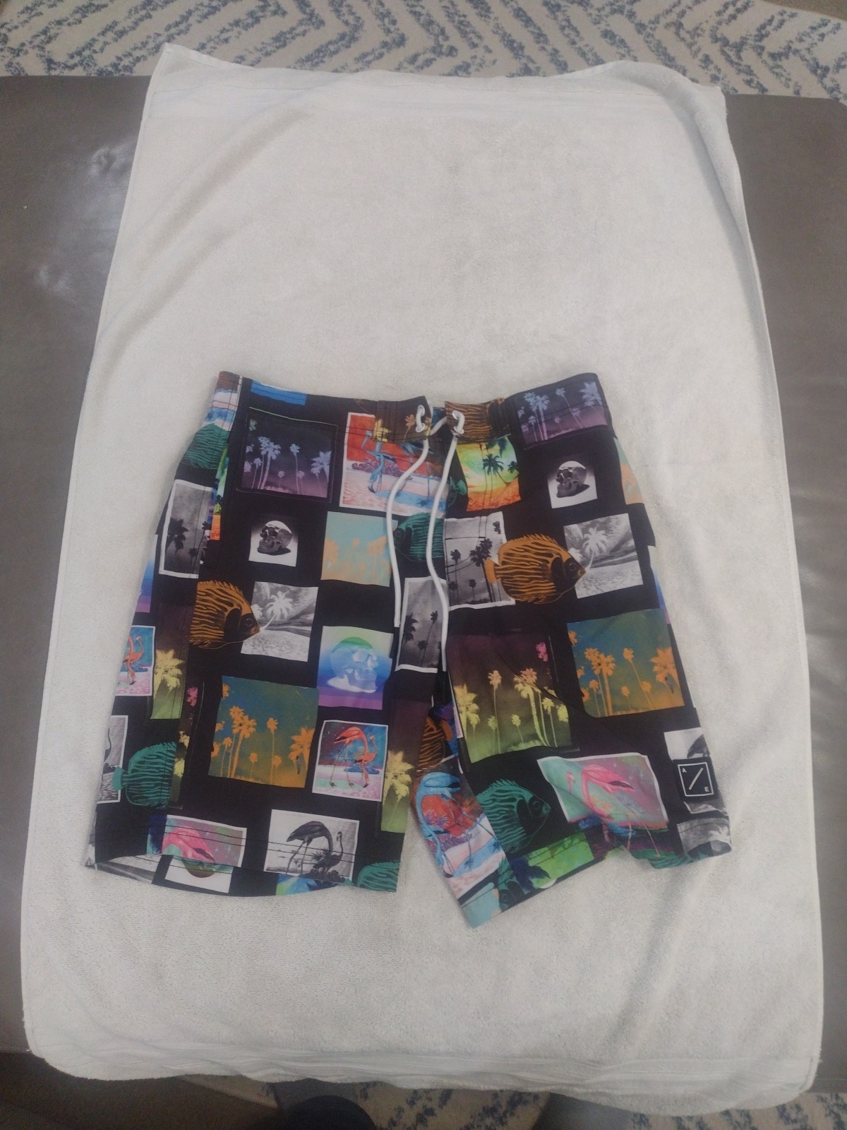 American Eagle RN 54485 CA 03873 Swimming Trunks Beach, Skull, Fish Men’s Medium