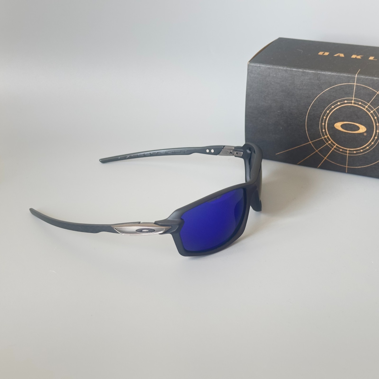 Oakley Carbon Shift OO9302 Matte Black Deep Blue Lens Sunglasses Carbon Fiber