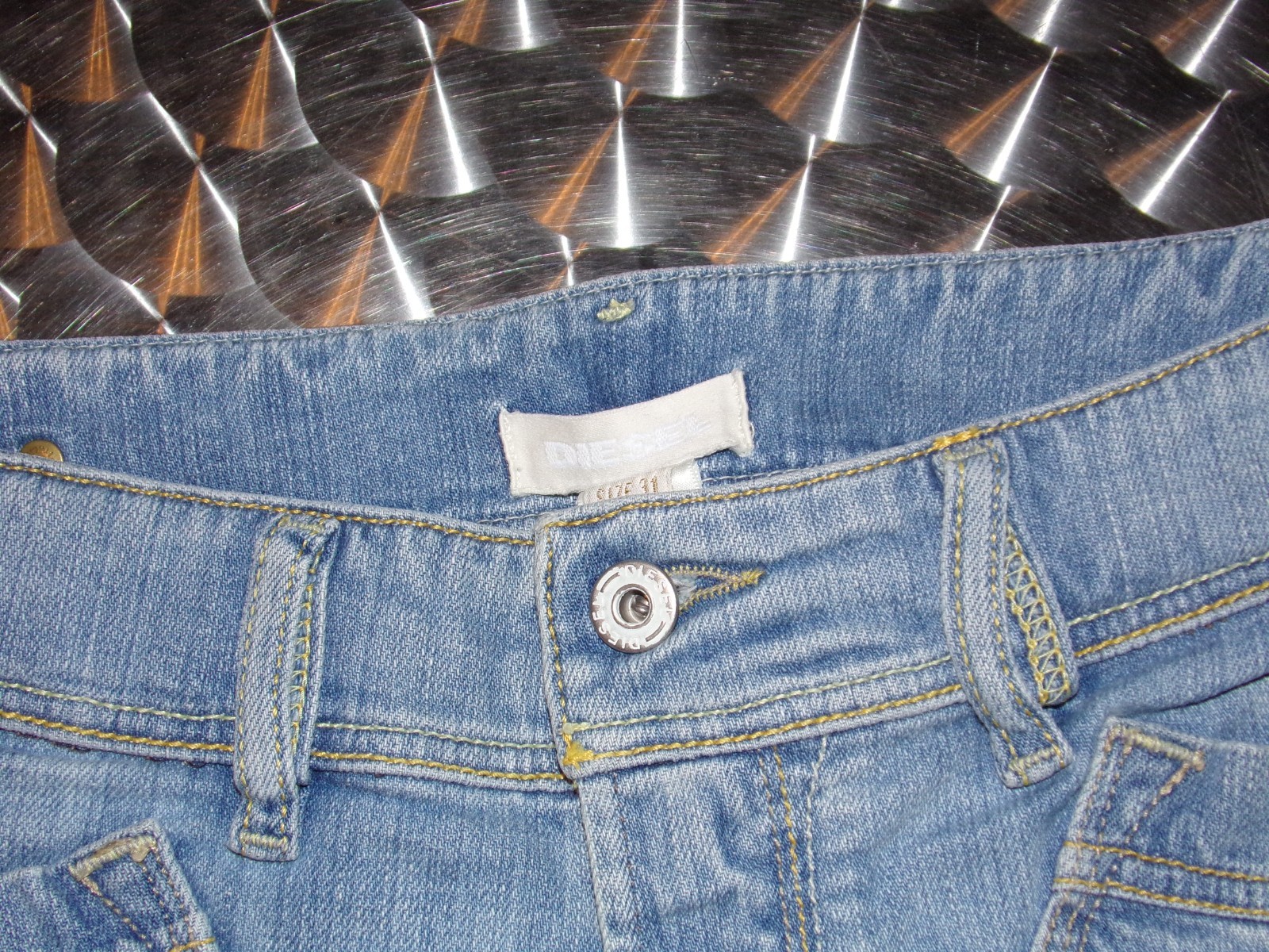 diesel 31 Capri Jeans Light Wash Zipper Pockets and fly 18″ inseam