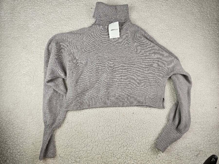 NWT! FOREVER 21 Size Small Women’s Gray Cropped Turtleneck Sweater Fuzzy