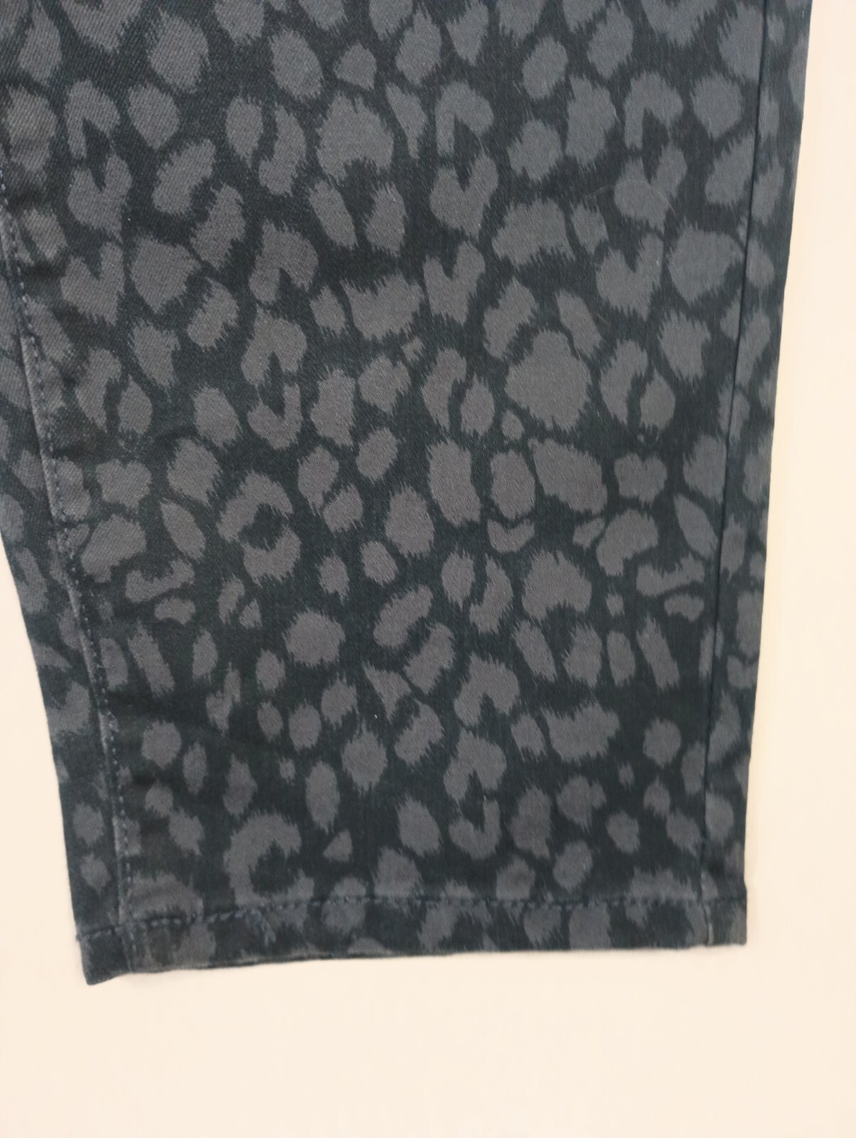 Old Navy Rockstar Womens 18 Reg Denim Jeans Black Gray Spotted Animal Pants