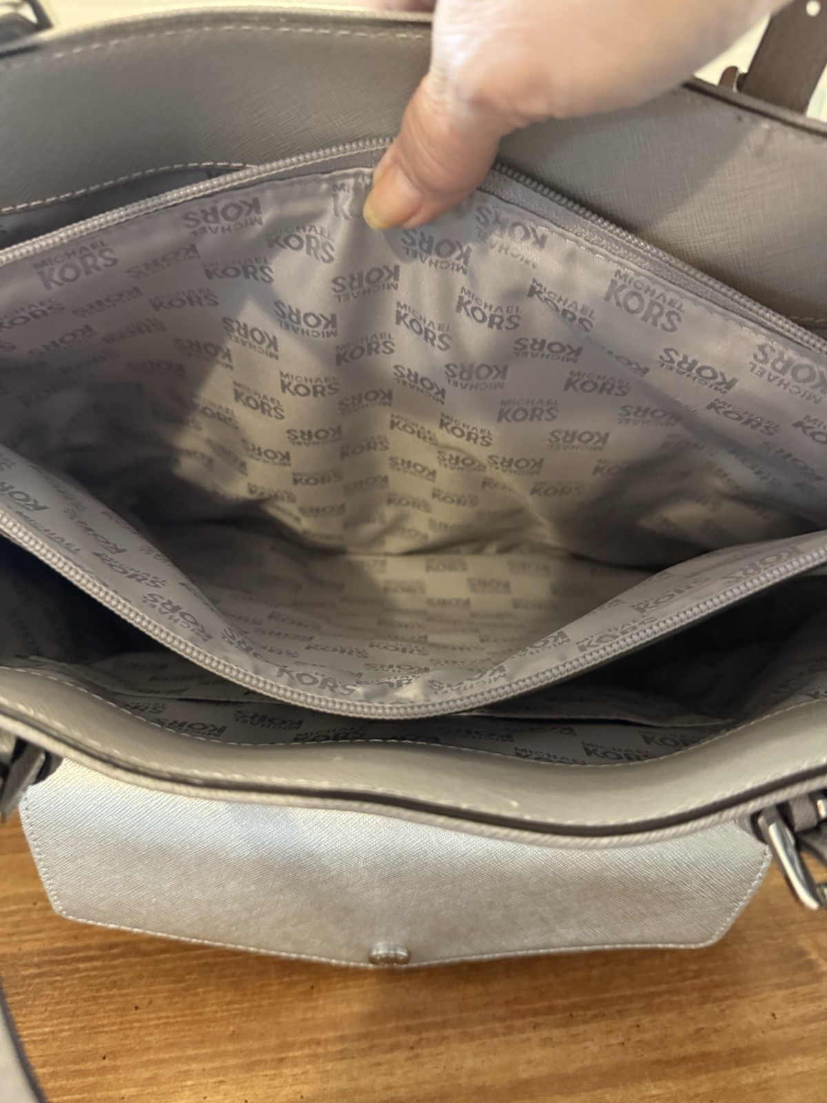 Michael Kors Pearl Grey Leather Jet Set Large Multi Function Pocket Tote Bag