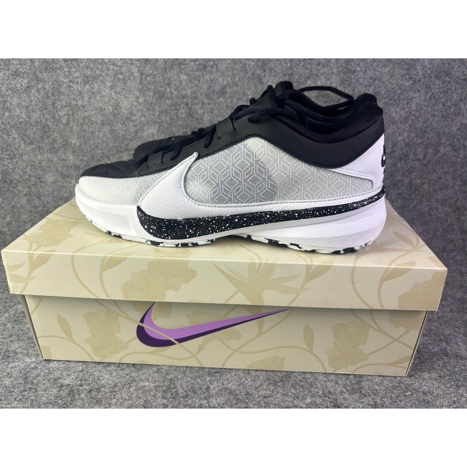 Nike Giannis Immortality 3 Basketball Shoes Mens 10.5 White Black DX4985-101