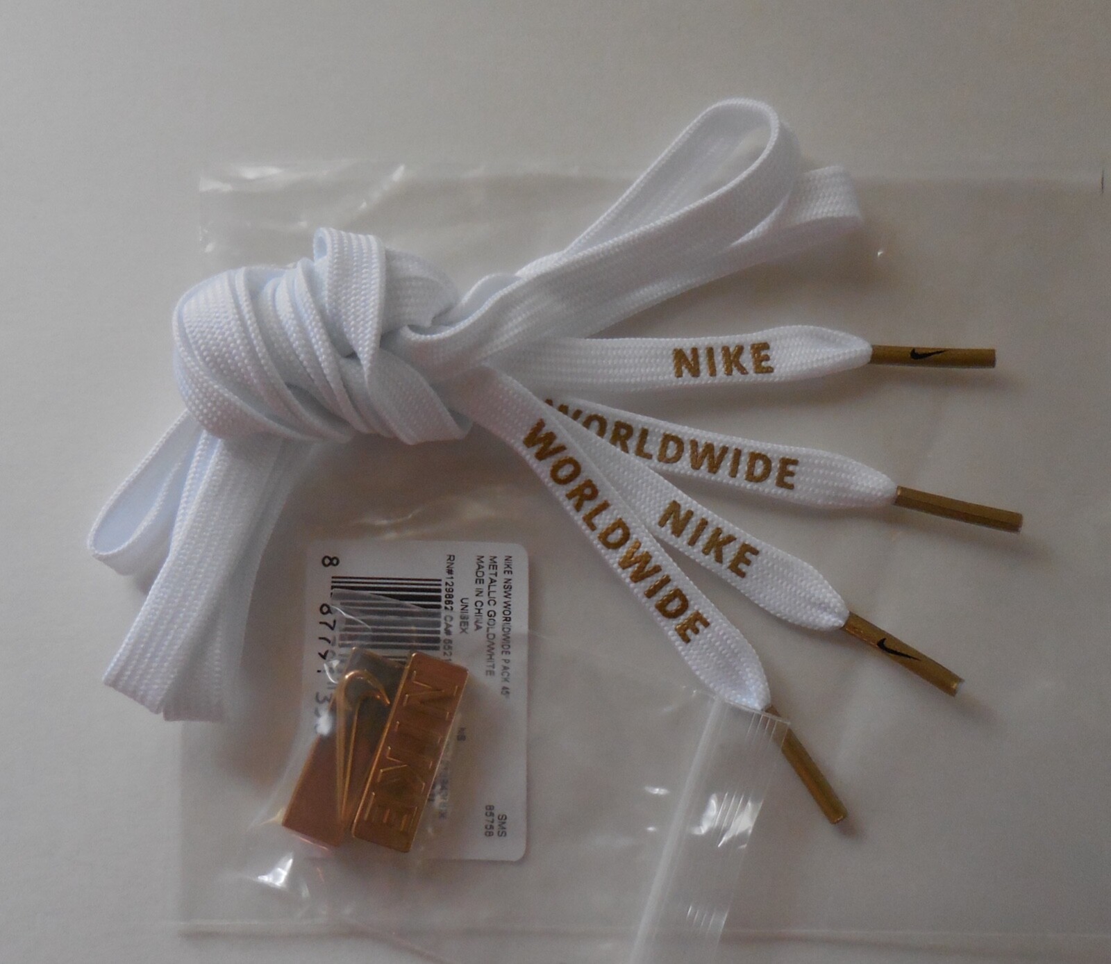 Nike NSW Worldwide Flat Laces 45″ inches & Shoelace Buckle Pack Met Gold/White