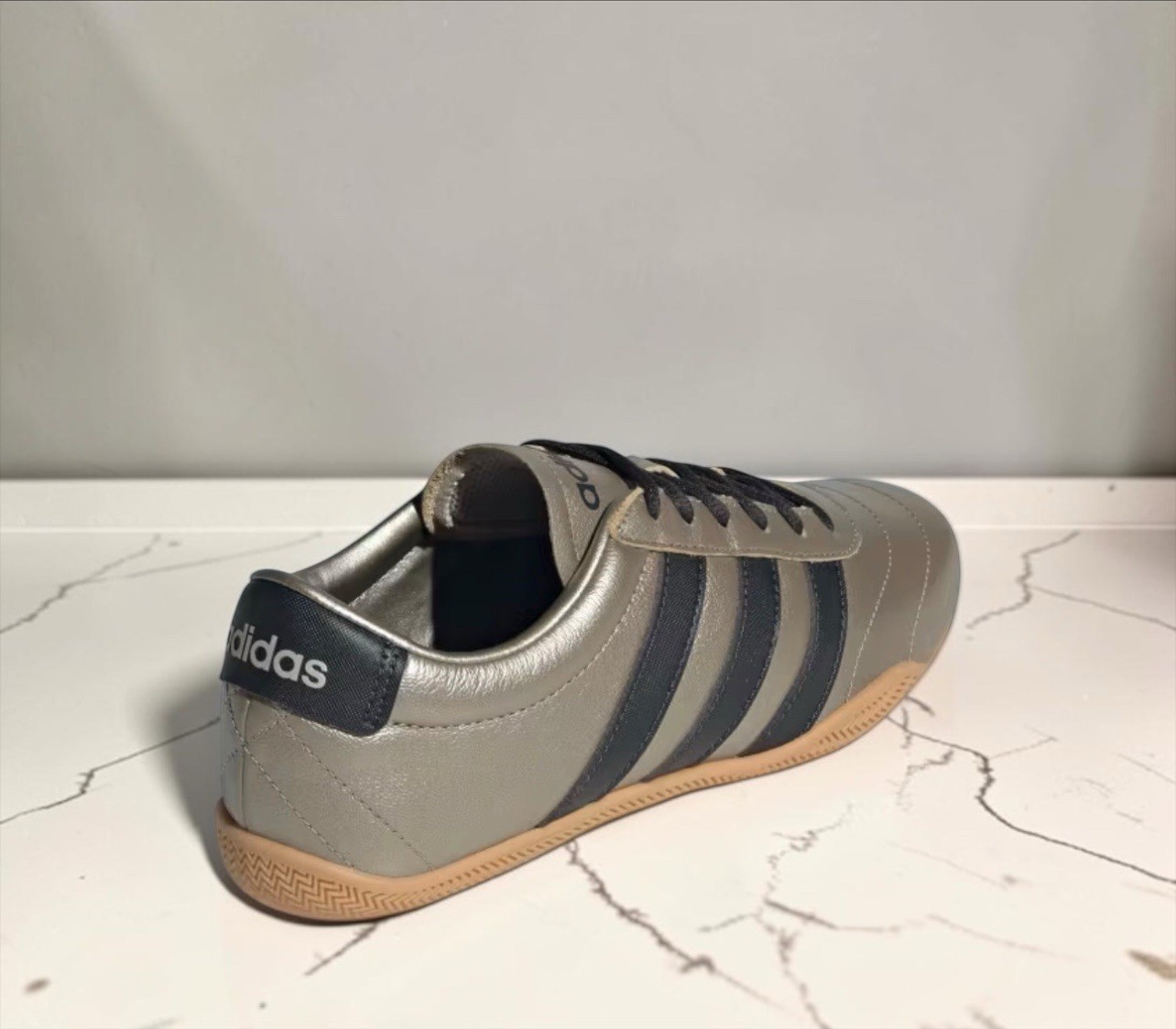 adidas Men’s Low-Top Lace-Up Athletic Sneakers Silver/Black Gum NEW