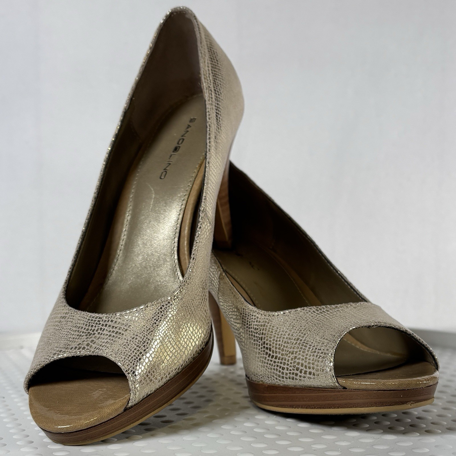 Bandolino Peep Toe Pumps Womens 8 Gold Textured outsole Stacked heel Platform