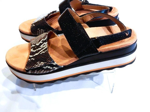 VIONIC SNAKESKIN EMBOSSED LEATHER SANDALS IN SIZE 9