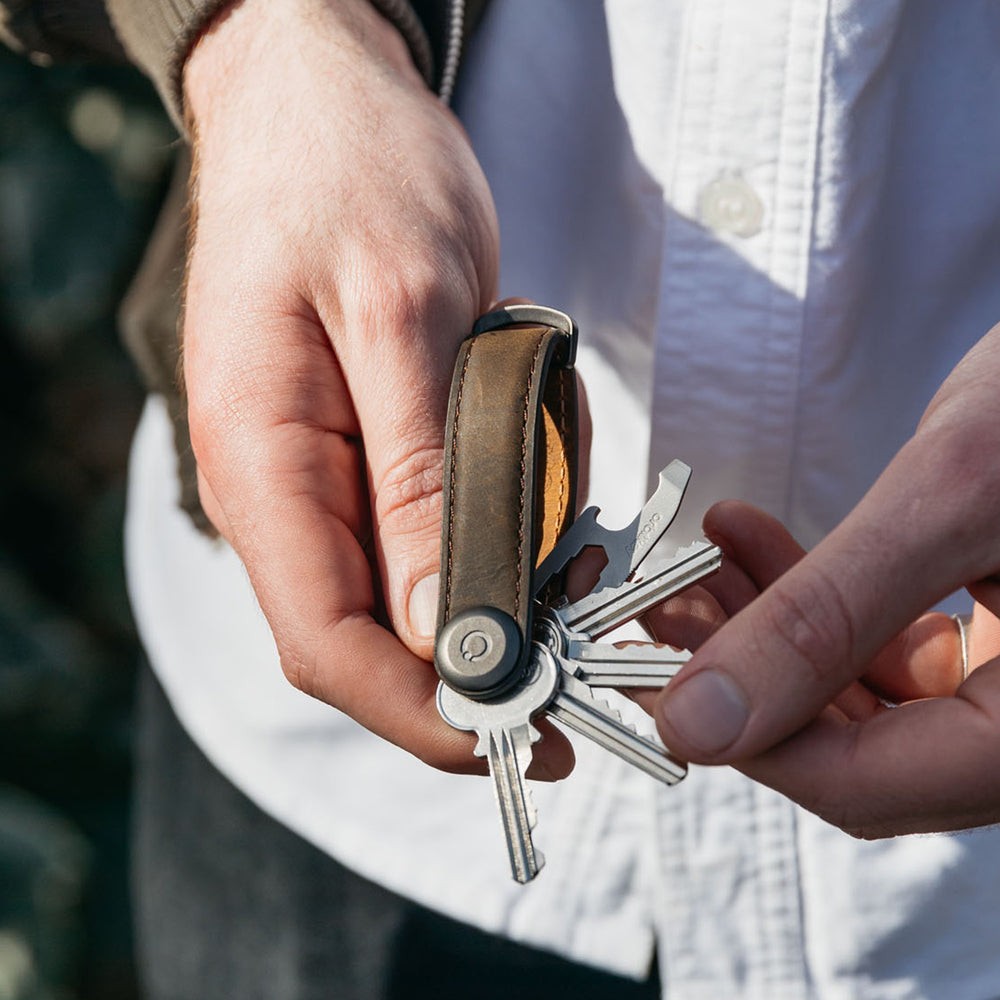 Orbitkey Crazy-Horse Leather Key Organizer, Carry 2-7 Keys, Oak Brown/Brown