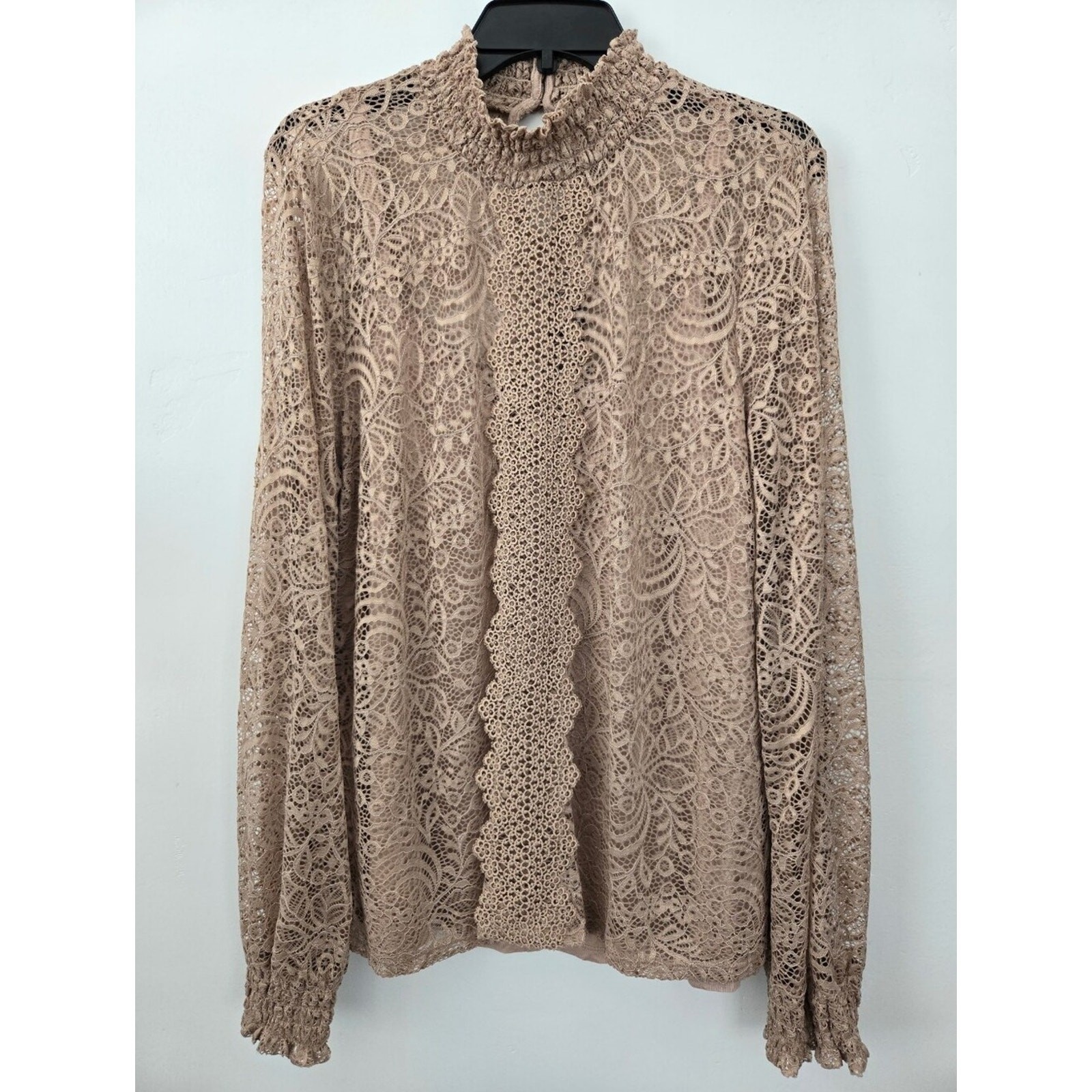 Cable & Gauge Romantic Bohemian mock neck lace top with Camisole. Neutral. XL