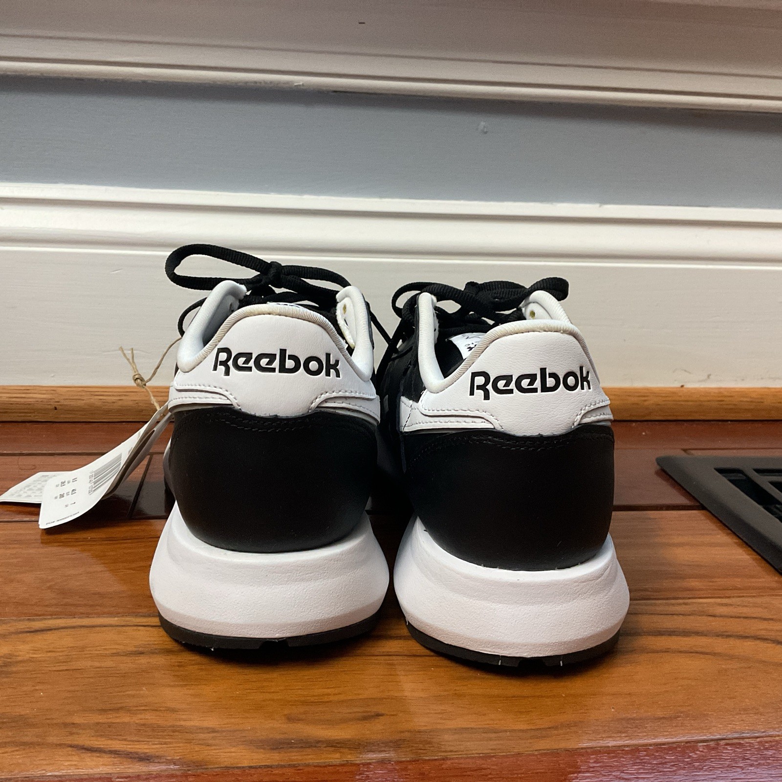 Reebok Classic Leather Black And White Men Shoes Size 9.5