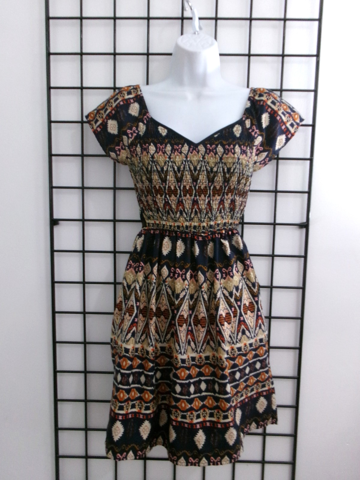 EARTHBOUND TRADING CO. 🌸 SIZE XS / SMALL==CUTE FORM FITTING DRESS