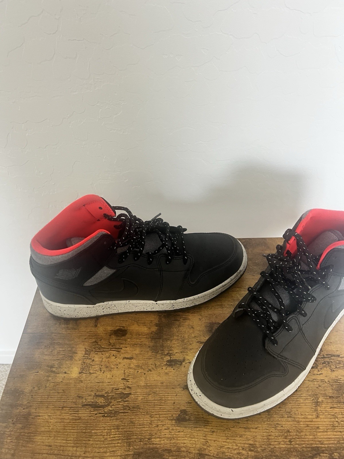 Jordan Air Jordan 1 Mid Men’s Mid Top Sneakers Black Red Gray 616705-035