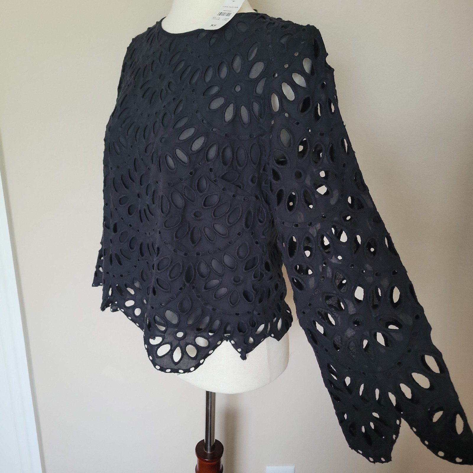 Ann Taylor Black Eyelet Lace Top Sz XS New Flare Sleeve Boho Bohemian Whimsigoth