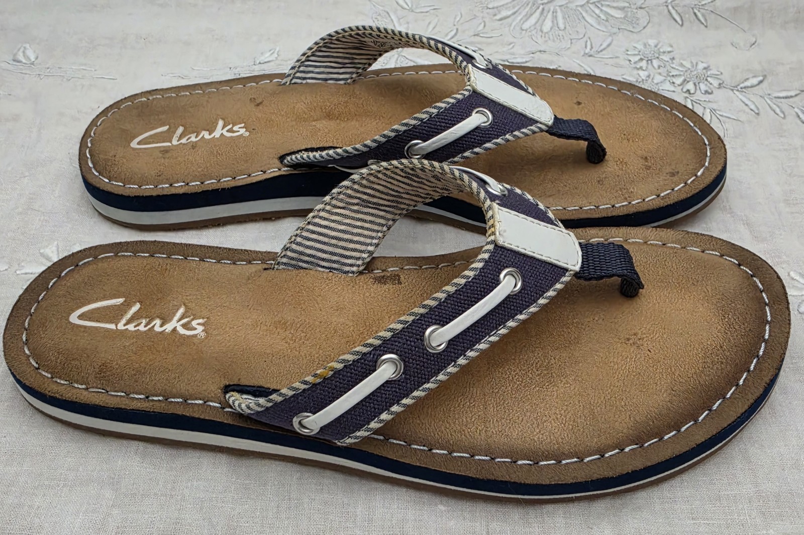 Clarks Collection Womens Slip On Blue/White Thong Flip Flop Sandal, 6M