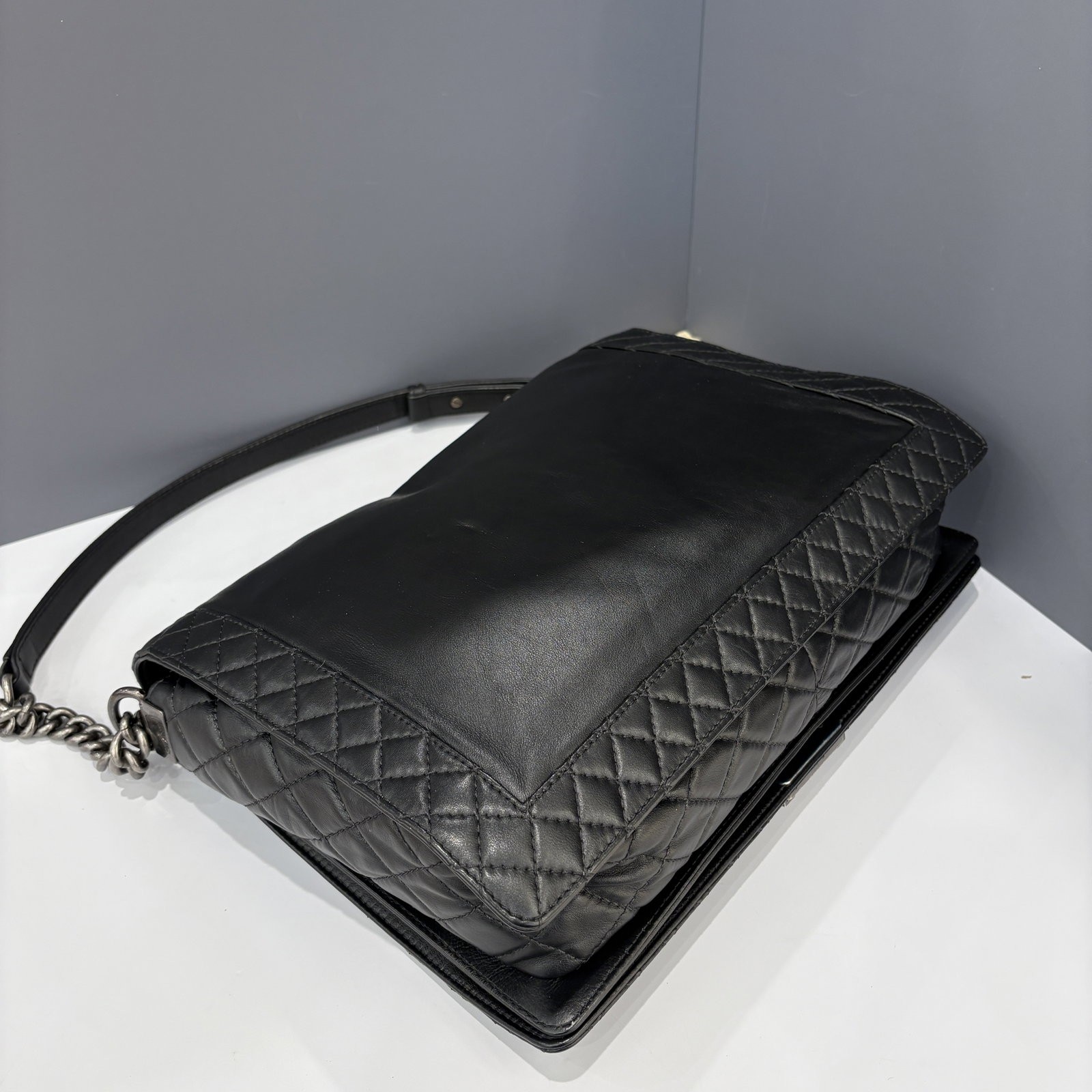 Chanel Enchained Boy Flap Black Calfskin (hs021026a2)