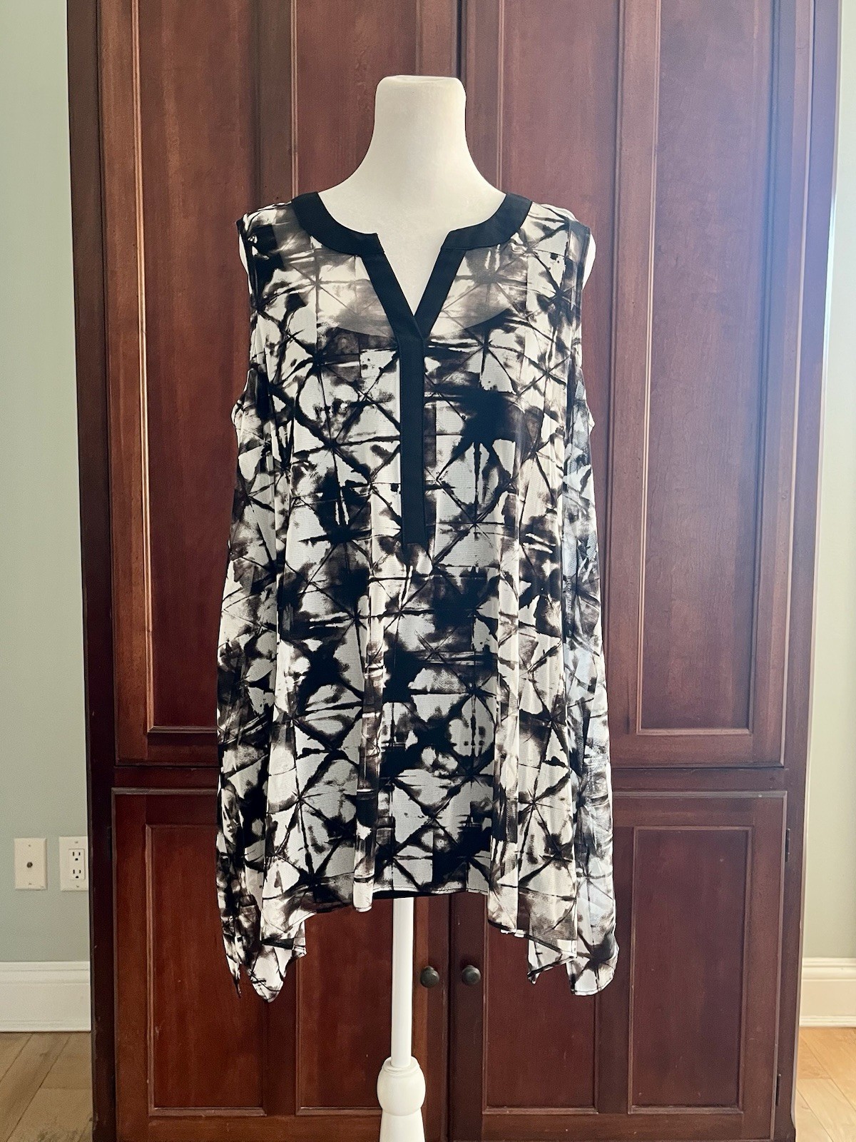 Alfani Sleeveless Black & White Abstract Tunic Top w/Asymmetrical Hem