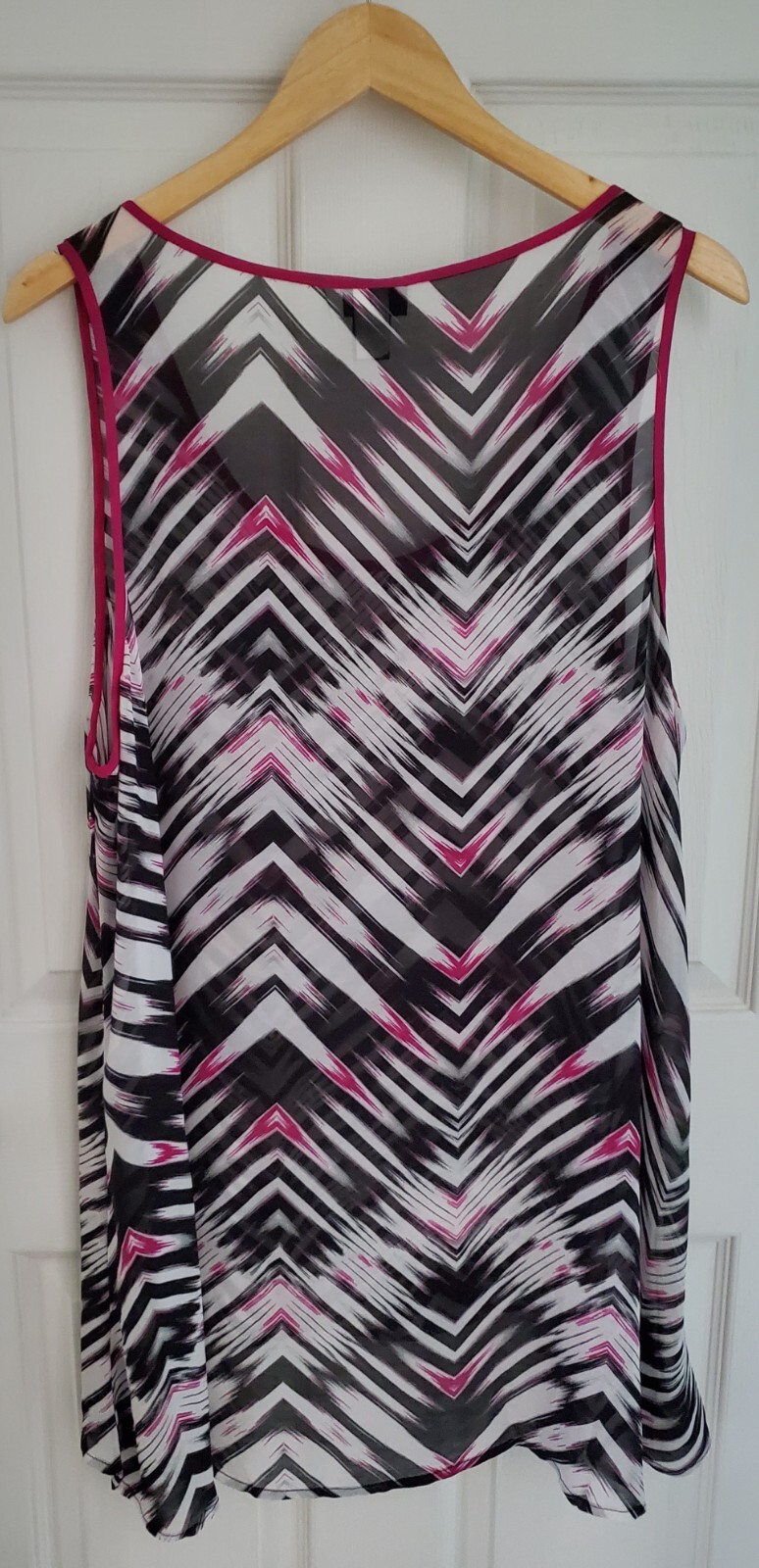 TORRID Size 2 (18/20) Flowy Sheer Fuschia Blk/Wht Hi-Low Tunic Sleeveless Tank