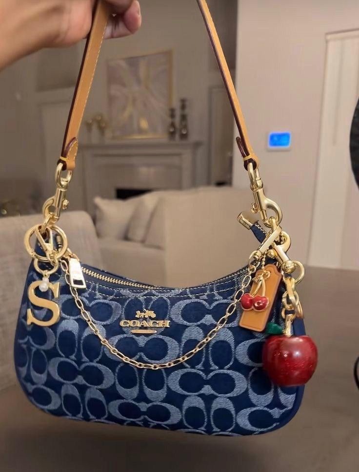 Coach ladies handbag shoulder bags