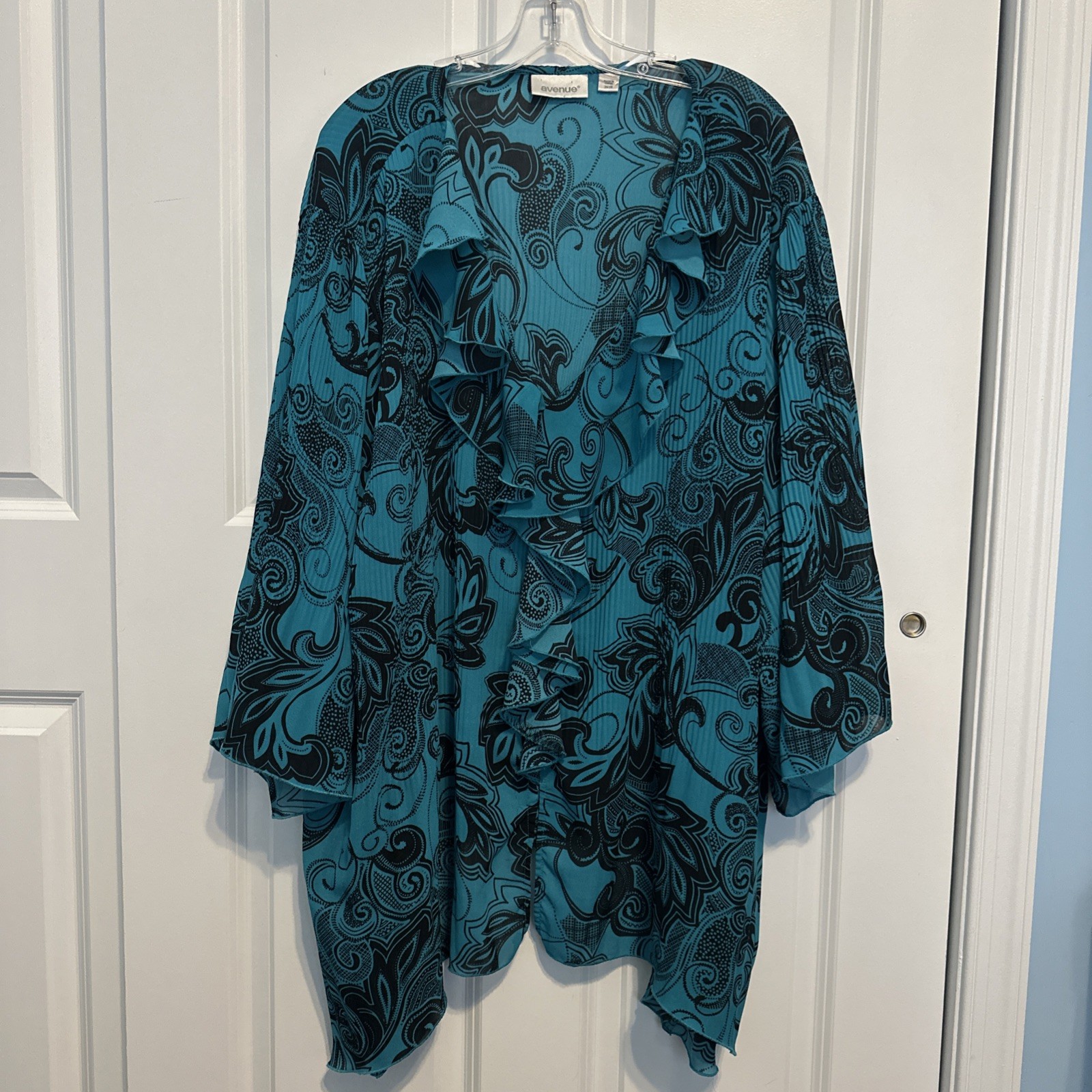 Avenue Women’s Plus Size Teal Black Paisley Ruffle Front Lightweight Top 26/28