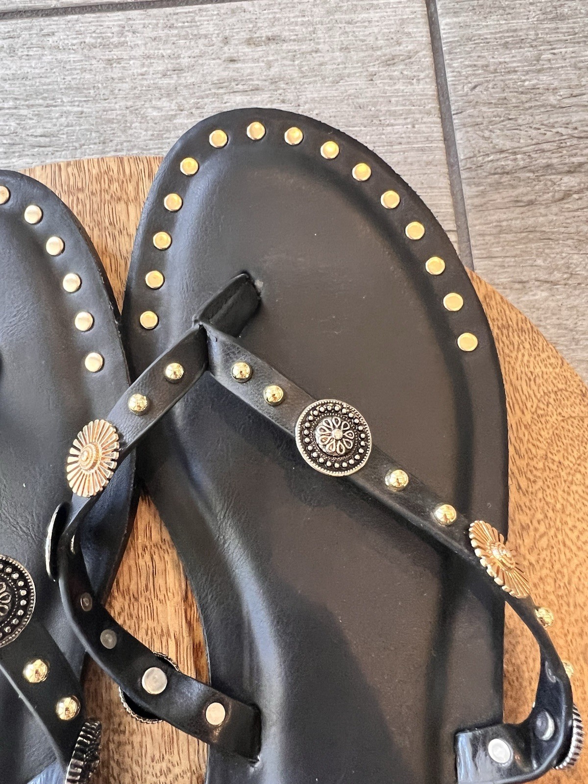 Steve Madden Women’s Recent Ankle-Wrap Studded Flat Sandals Size 9 NEW