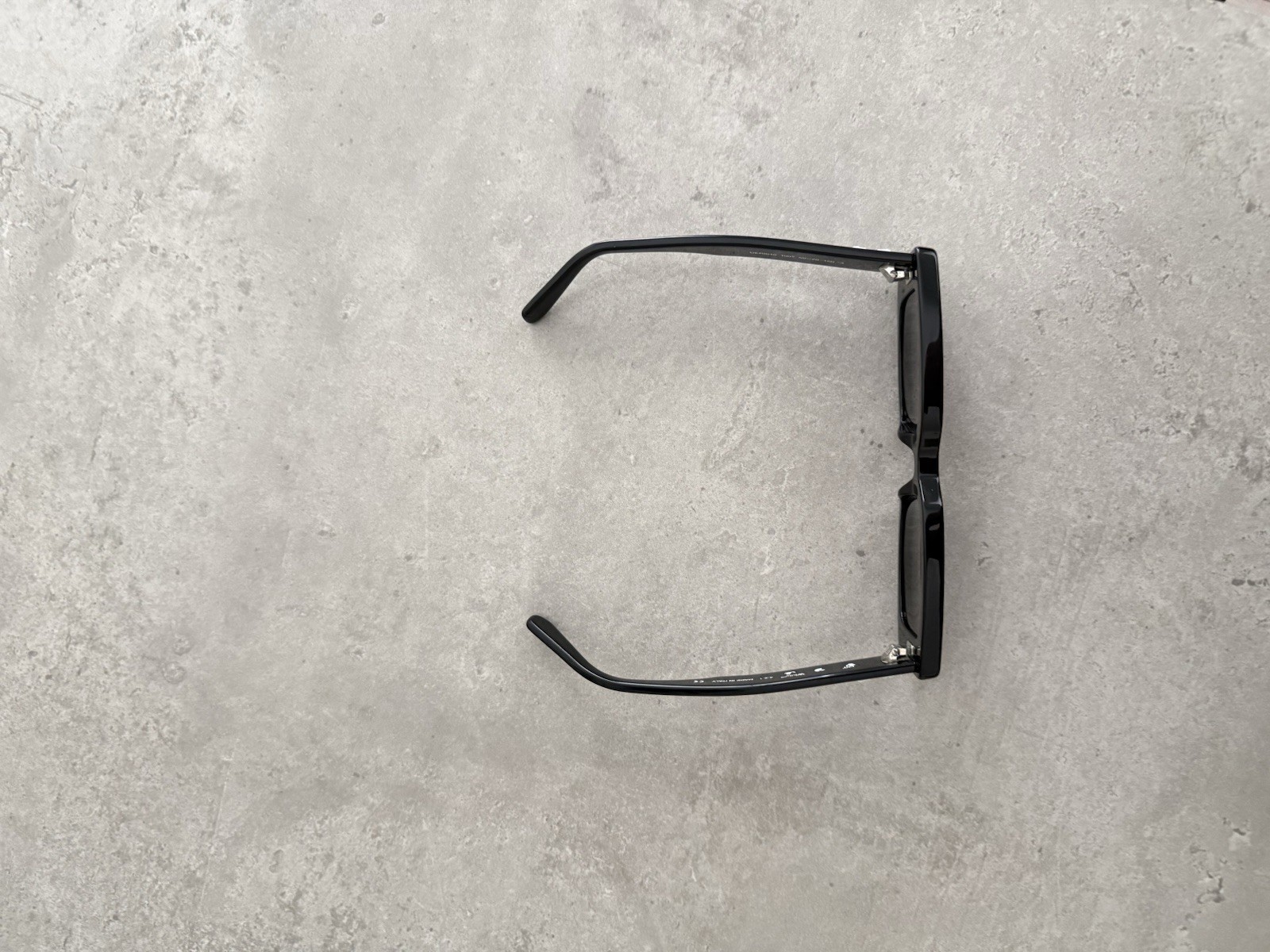 Off-White Men’s Rectangle Sunglasses Black Frame Gray Tinted Lens Logo 42-1