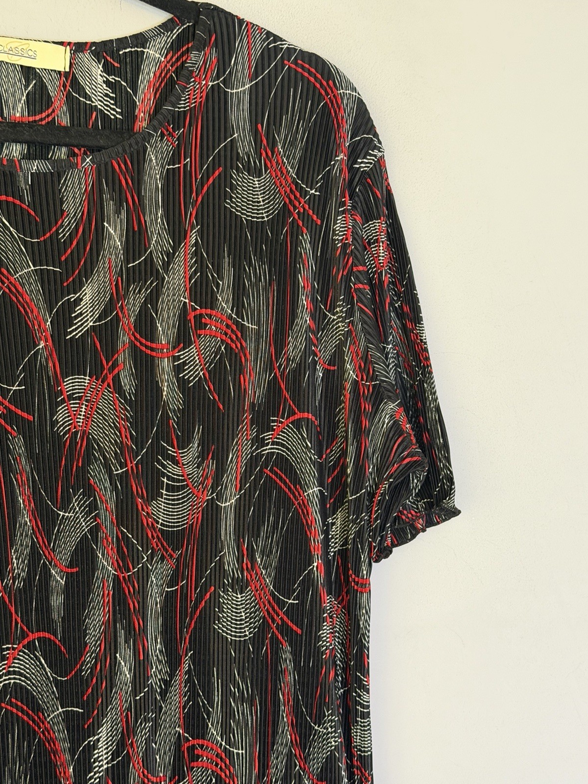 Classics Women’s Pleated Blouse Top Black Red White Abstract Print Size 20 22