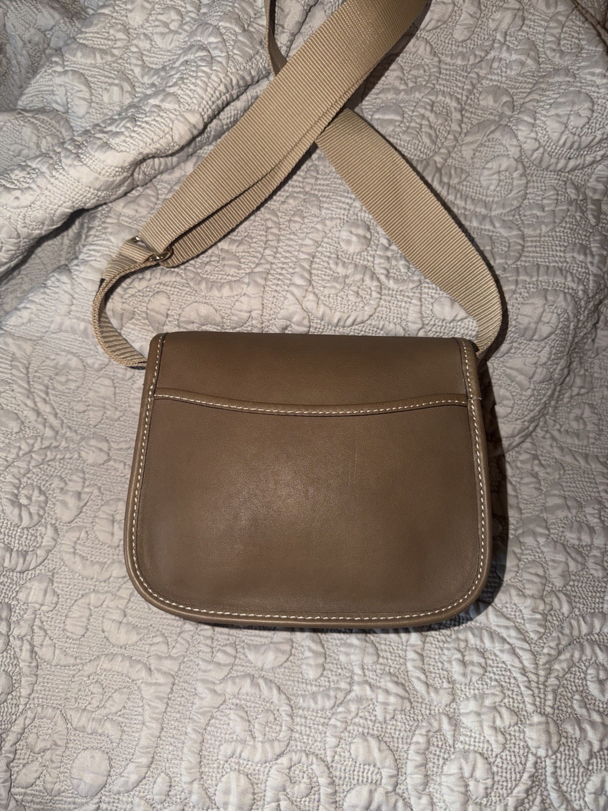 Dooney & Bourke Small Tan Crossbody Bag Turn Lock/Zip Lined Pockets Gold